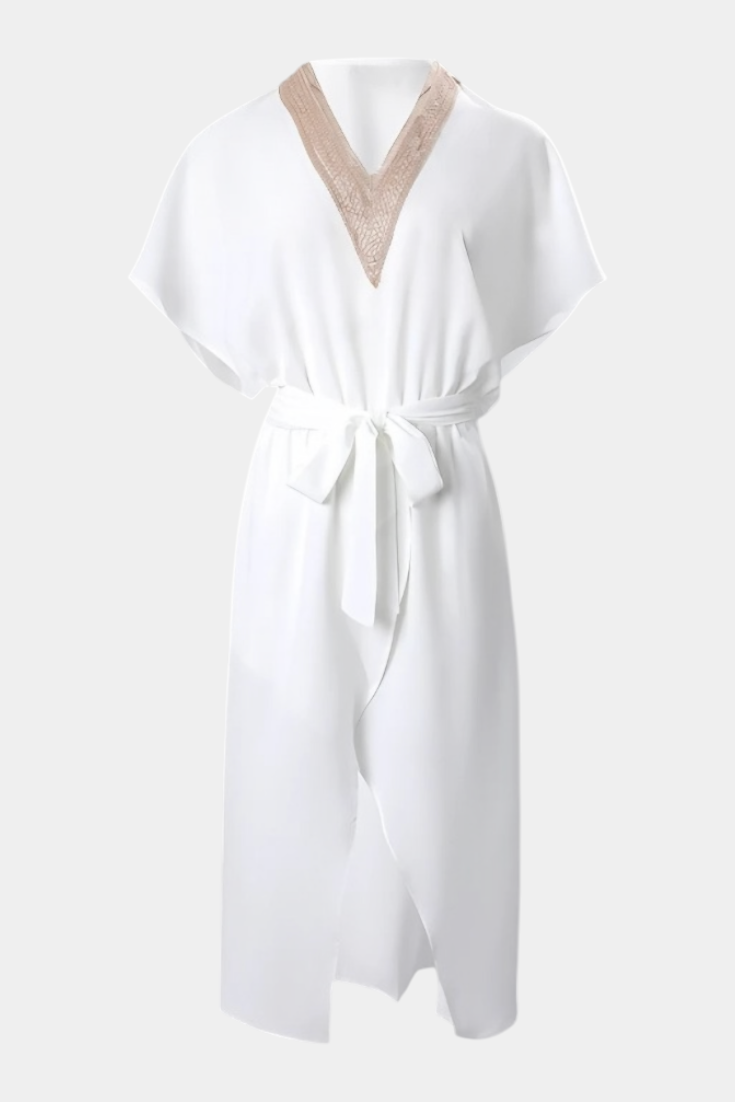 Effie – Vestido branco transpassado com decote vazado e fenda frontal