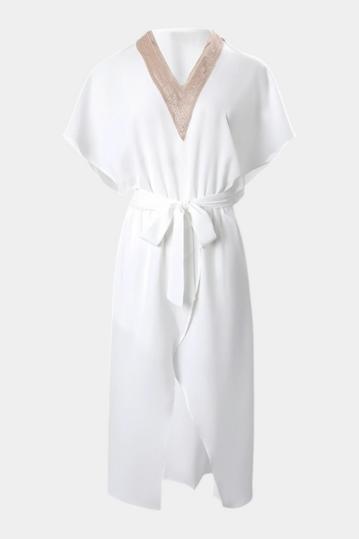 Effie – Vestido branco transpassado com decote vazado e fenda frontal