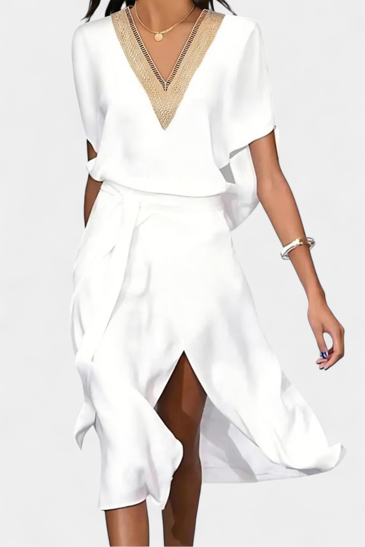 Effie – Vestido branco transpassado com decote vazado e fenda frontal