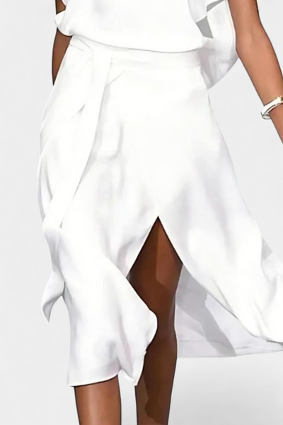 Effie – Vestido branco transpassado com decote vazado e fenda frontal