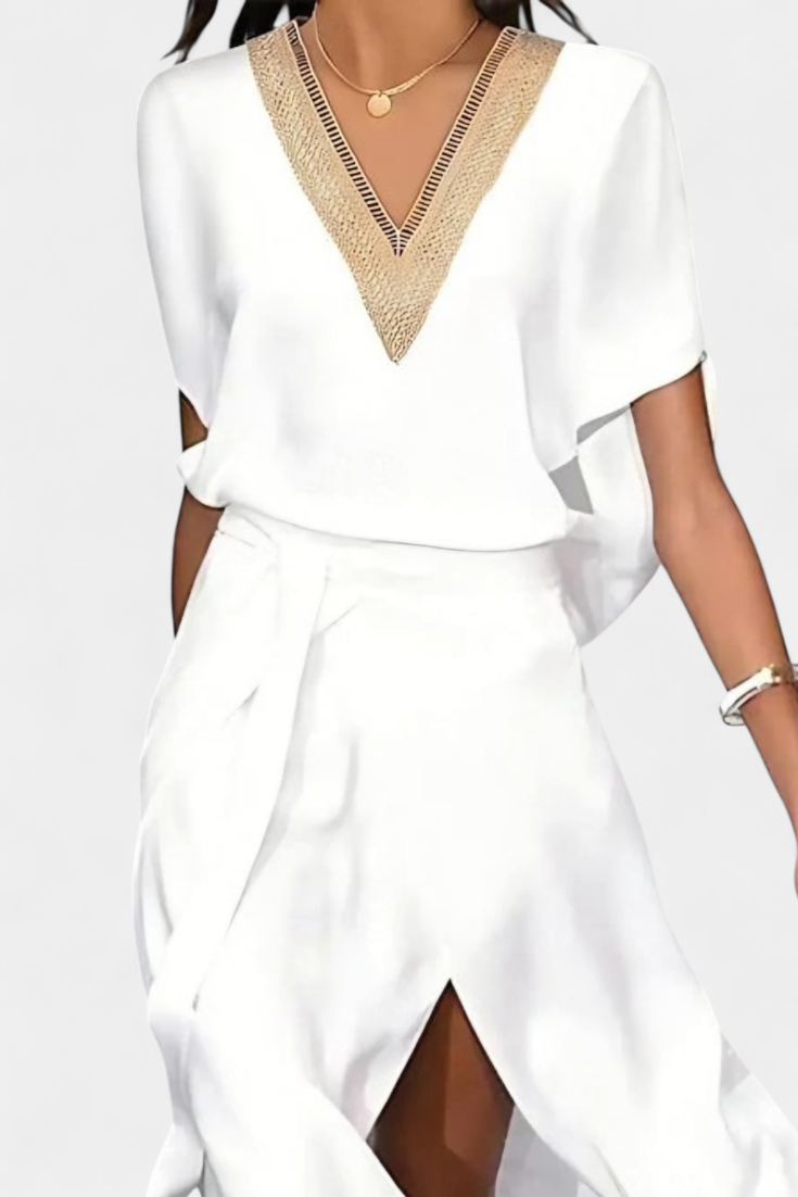 Effie – Vestido branco transpassado com decote vazado e fenda frontal